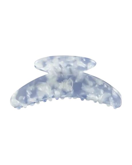 ANILLO Sky Blue Hair Clip – mėlynos ir baltos spalvų plaukų segtukas. 10 × 5 cm, minimalistinis dizainas, tinkamas įvairioms šukuosenoms